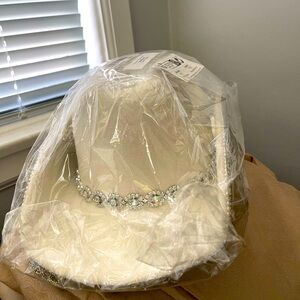 NIB cream women’s cowboy hat with rhinestones hanging silver chain on rim